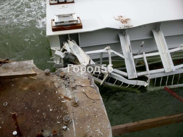 Фрагмент пролета строящейся ж/д-части Крымского моста съехал в воду