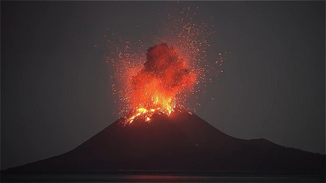 Вулкан Кракатау снова проснулся и стреляет молниями