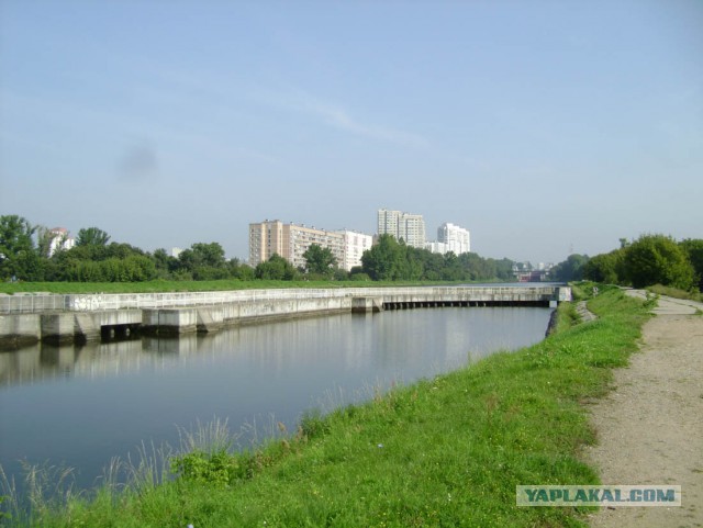 На дне. Когда в канале нет воды (Тушино - между 7 и 8 шлюзами)