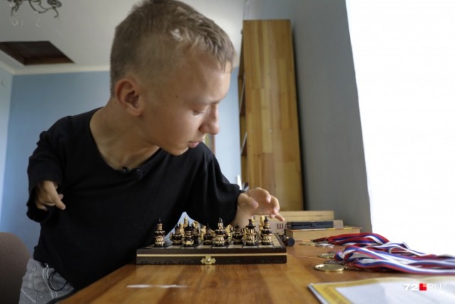Как под Ишимом живет 17-летний Серафим с культями вместо рук и ног