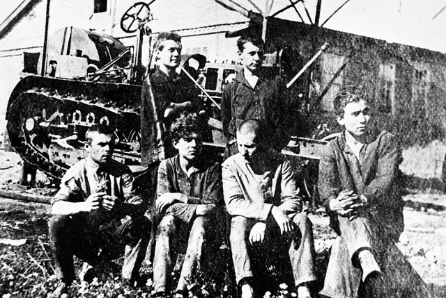 30 лет назад в СССР исчез комсомол. Как его уничтожили ложь и жажда наживы?