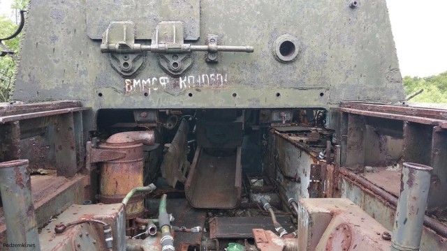 Заброшенные танки ИС-2М с башнями КВ и самоходки ИСУ-152