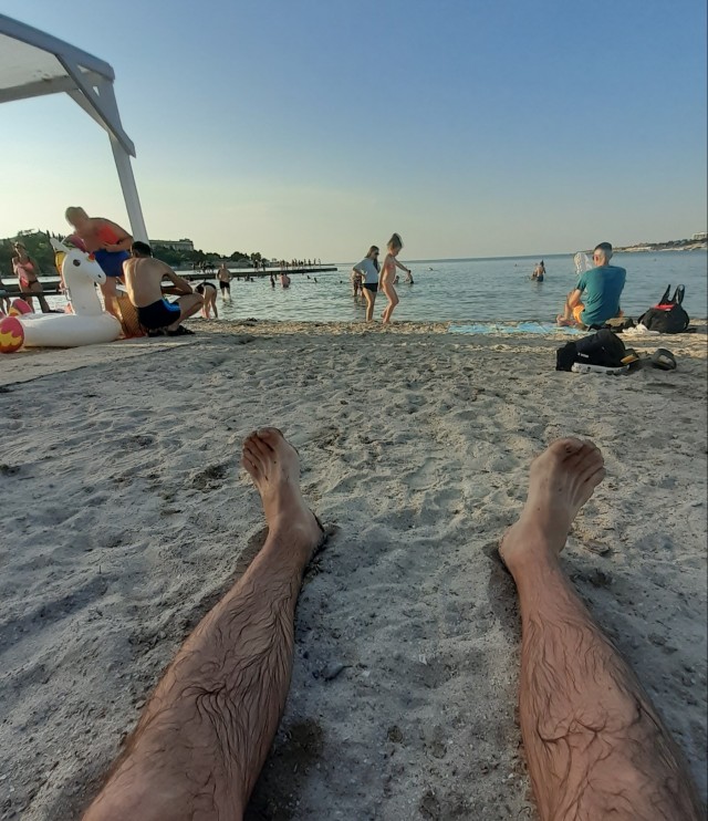 На пляжах Анапы закончились не только лежачие, но и сидячие места. Загорать там можно только стоя