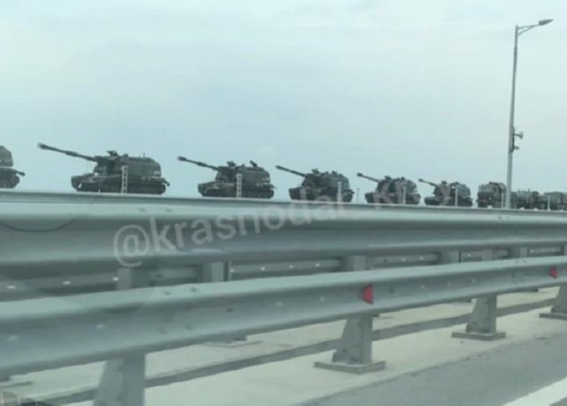 На Крымском мосту виден дым, движение перекрыто