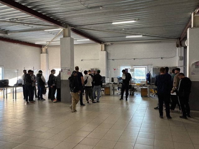 Досмотры в трусах, штрафы за всё: как я работал с мигрантами на крупнейшем складе Wildberries и остался должен Бакальчук