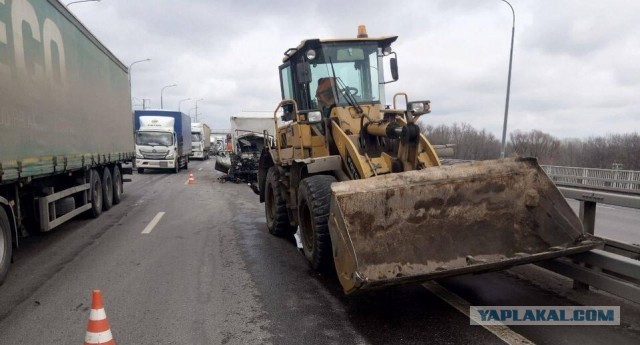 омент смертельной аварии на Борском мосту, где водитель ГАЗели врезался в спецтехнику