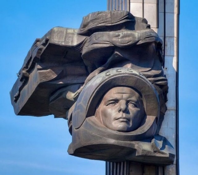 Нашего полку прибыло. Про городские скульптуры