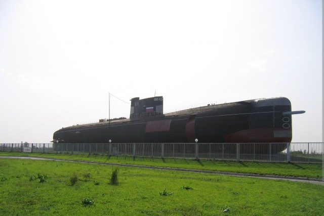 В западных соцсетях завирусился кадр с гигантской ракетой прямо во дворе — речь о памятнике «Союз-У» в Байконуре