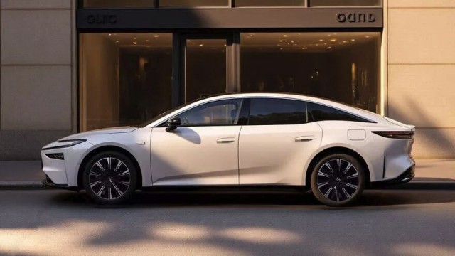 Новый электроседан Toyota bZ7 пользуется бешенным спросом в КНР из-за низкой цены (1,6 млн рублей в базе)