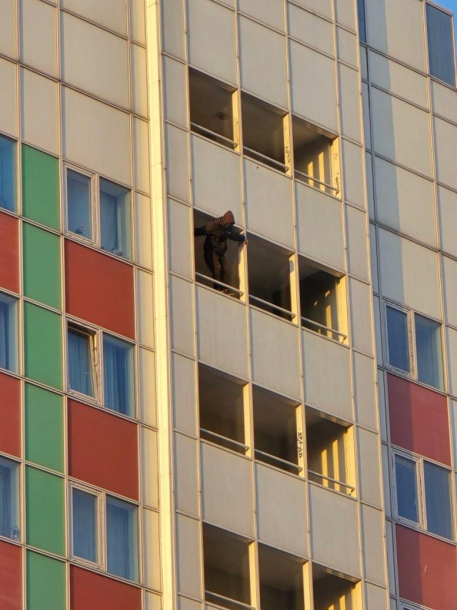 Мужчина выжил после падения с 14-го этажа в Москве