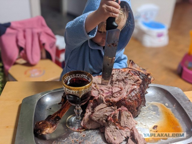 Баранья ножка в керамическом гриле .