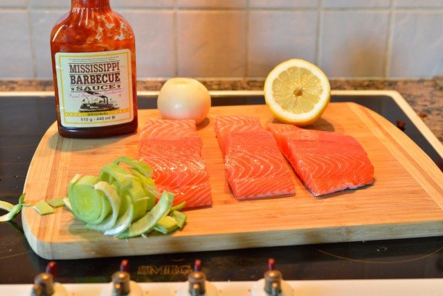 Кулинария: Камчатская семга на кедровой дощечке.