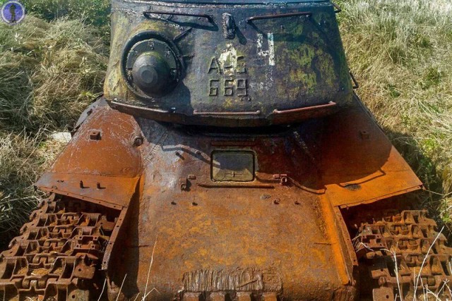 Заброшенные старые танки ИС-2 на Курилах. Они служили для защиты от высадки японского десанта