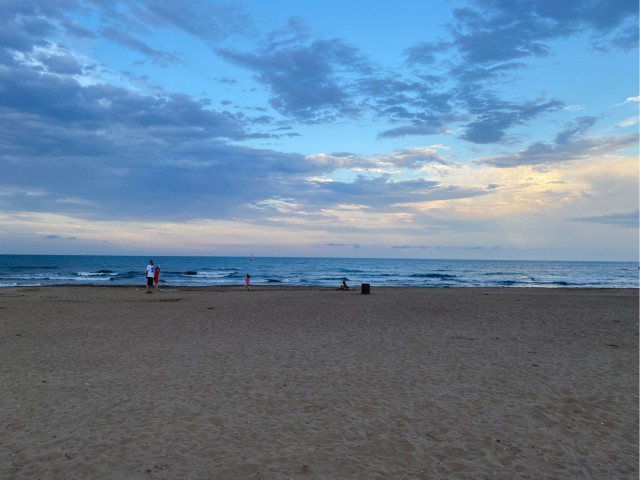 На пляжах Анапы закончились не только лежачие, но и сидячие места. Загорать там можно только стоя