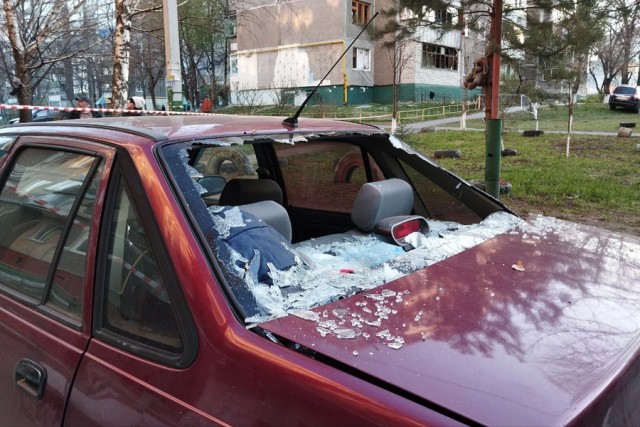 Кадры с попавшими под массированный удар дронов домами в Курске