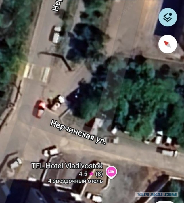 Во Владивостоке водитель крузака, представившись "мужем судьи" напал на женщину