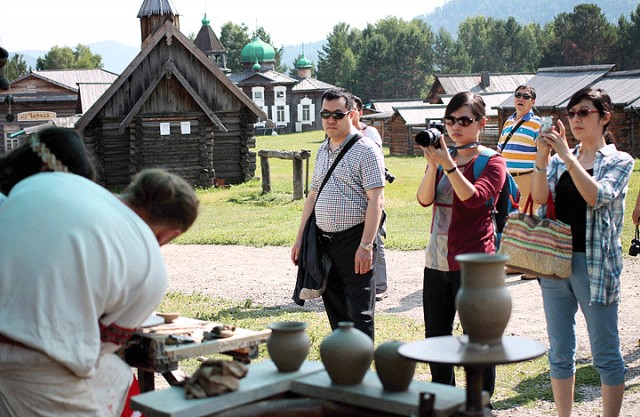 Парень в русской рубашке