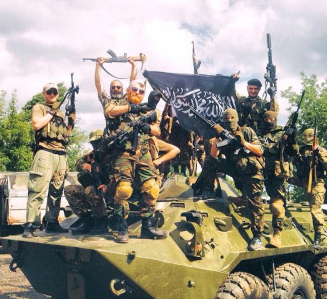 Боевики из батальона «ТОРНАДО» с флагом "ИГИЛ"
