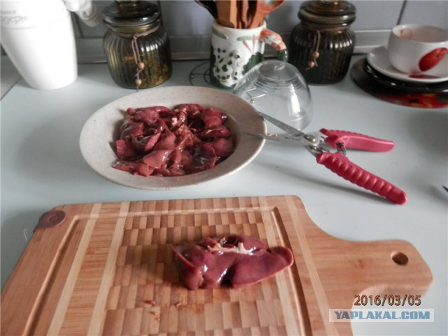 Куриная печень в сметане, с чесноком.