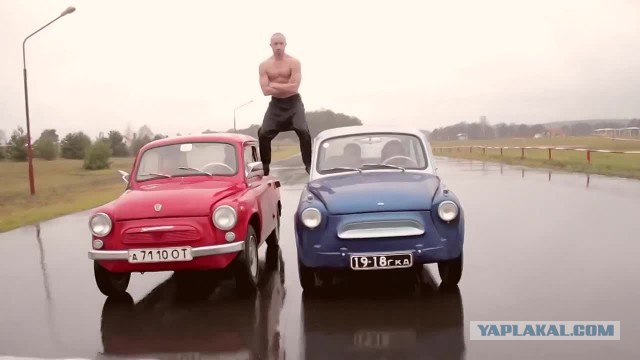 Белорус сел на шпагат между двумя движущимися БелАЗами