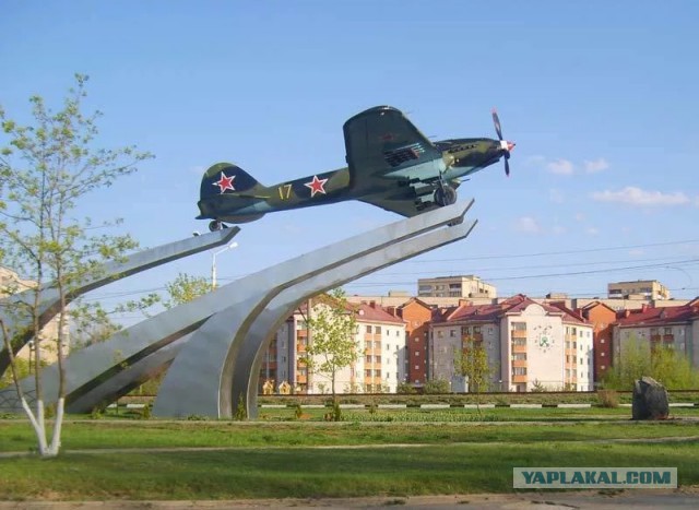 Самолет во дворе