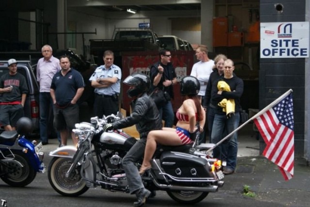 Новозеландский парад "Boobs on Bikes" (18+)