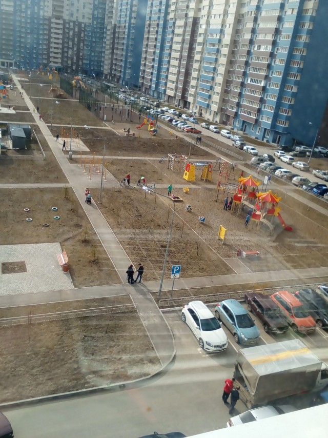 Давайте фото у кого какой вид из окна на оживленные улицы городов в настоящий момент