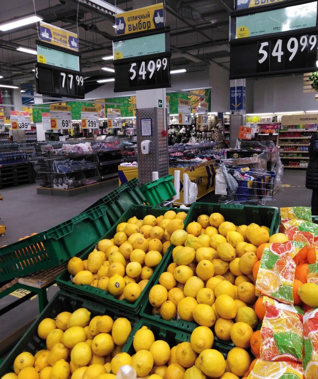 Мишустина попросили запретить в магазинах акции и скидки на продукты