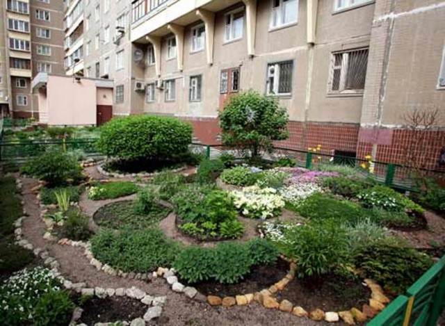В Петербурге решили наказать жителя, облагородившего придомовую территорию за свой счет