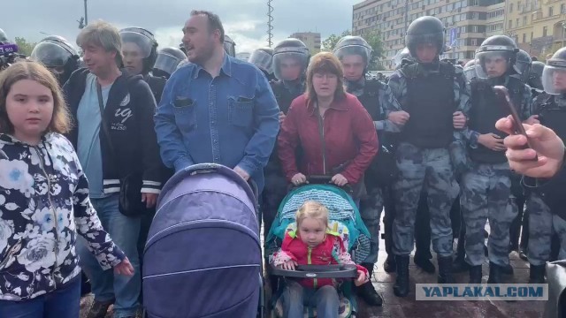 Стрим возвращения Навального из Берлина во Внуково