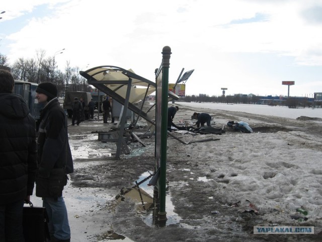 Женщина снесла остановку общественного транспорта