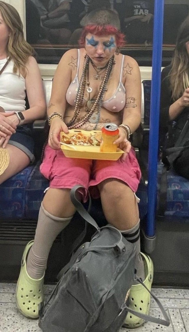 Фотожаба: шахматистка - ланч в метро