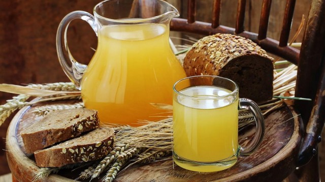 Этот необычный алкогольный напиток в СССР пили наравне с пивом. Потом он стал подпольным и крепким — история браги