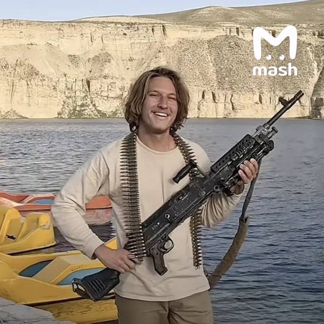 Турист-первооткрыватель пробрался на самый закрытый остров в мире, чтобы показать аборигенам колу и кокос.