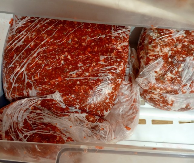 Опасные вещества, вызывающие рак, нашли в продукции Великолукского мясокомбината — сообщил Роспотребнадзор