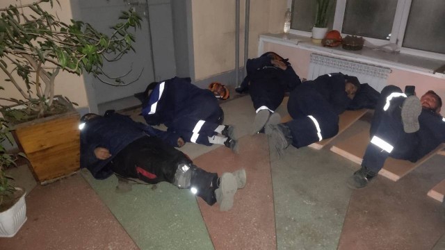 В Приморье рабочие массово ночуют на ГРЭС из-за невыплаты заработной платы — сотрудники залазят на крышу и угрожают, что сбросятся