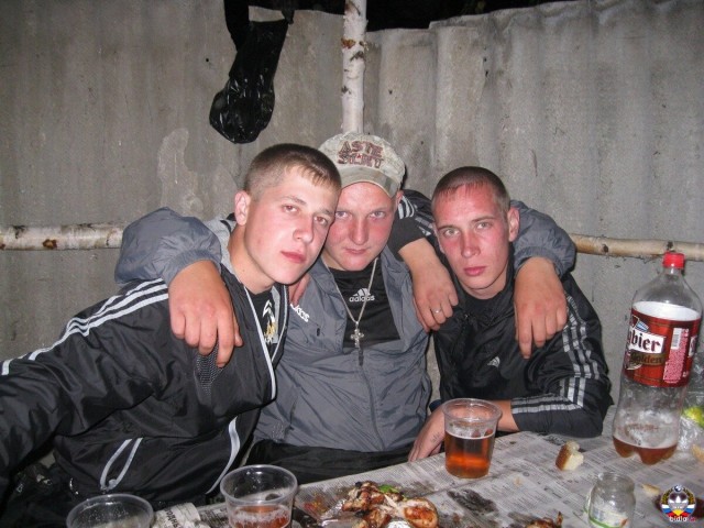 Парни обнимают друг друга в двух случаях:  или они голубые… или синие.