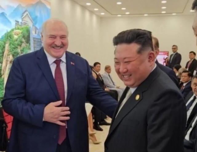Погладил коров, попил молока и посмеялся