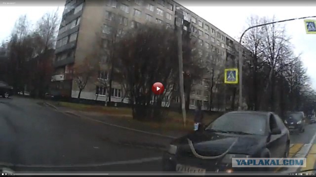 У девушки сложный вопрос. Кто виноват в этом ДТП?
