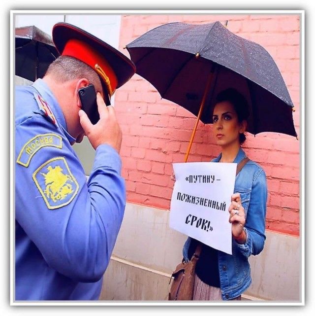 В Москве задержали мужчину с плакатом "Путин, уходи!"