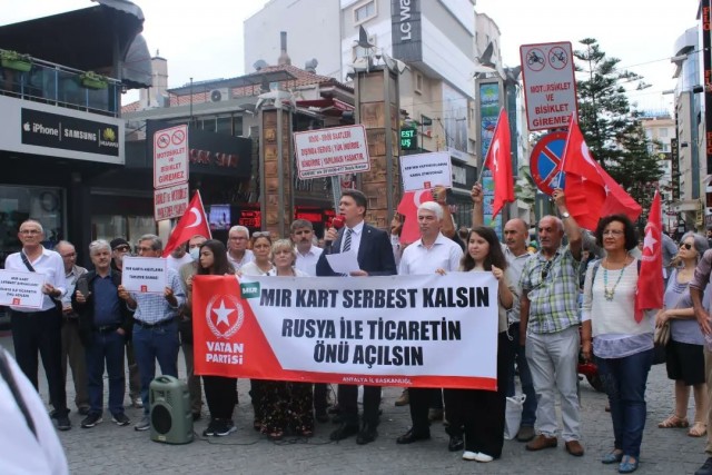 В Турции проходят массовые протесты против выхода турецких банков из российской платежной системы "Мир"