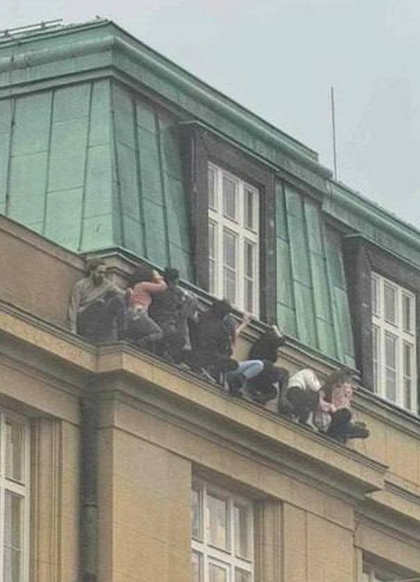 Стрельба произошла в школе в центре Праги, есть погибшие и раненые