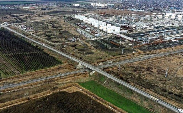 Шесть беспилотников упали на территорию Cлавянского НПЗ на Кубани