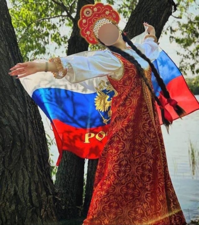 С Красной площади прогнали фотографирующихся девушек в традиционных русских сарафанах, кокошниках и с флагом России