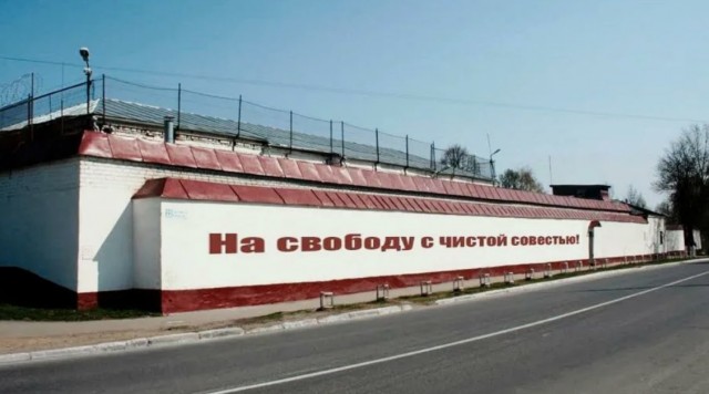 — Ты чего это здесь столб воткнул? Мне теперь разворачиваться неудобно! Новый забор и соседи