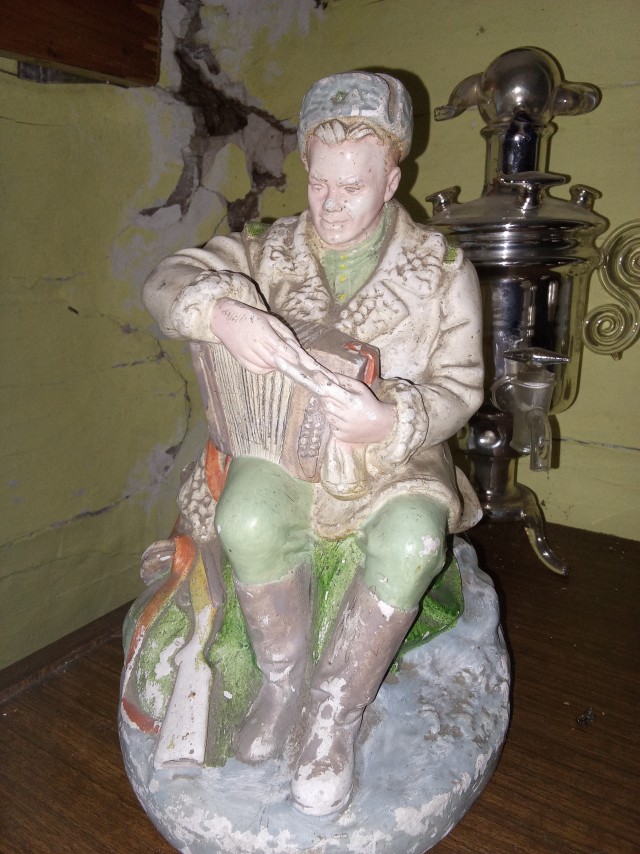 Пришел солдат с войны.