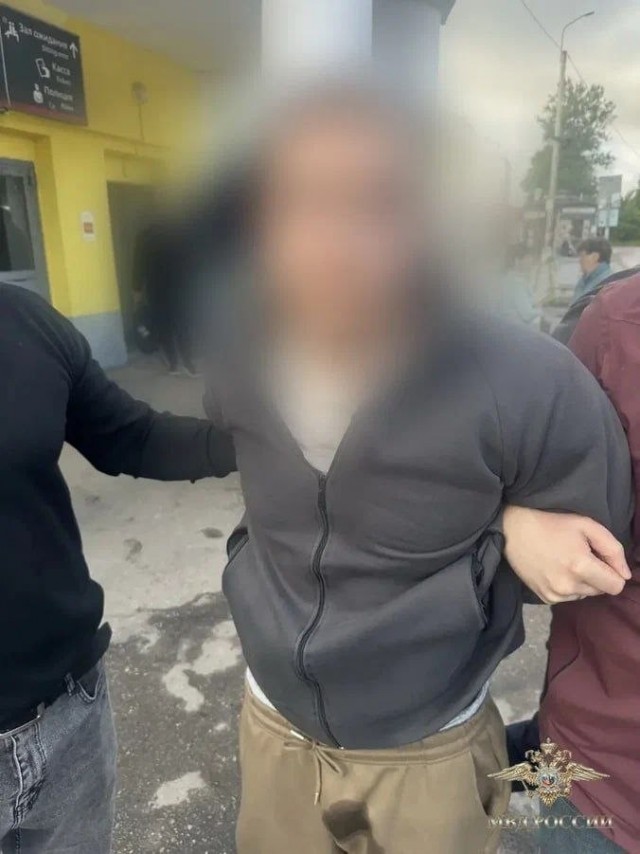 Расправившегося с 12-летней девочкой жестокого маньяка ищут в Ленобласти.