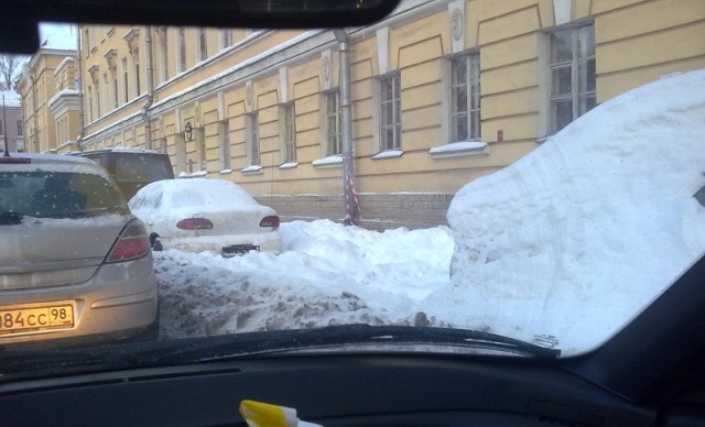 Неубранный снег и сосульки в Питере