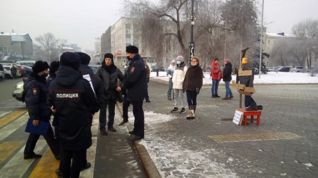 В Иркутске перед зданием правительства установили виселицу