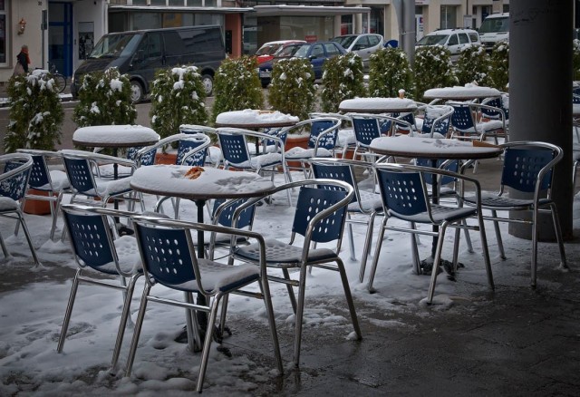 Власти Петербурга разрешили ресторанам устанавливать столики, стулья и зонты на улице на новогодних праздниках. Всё для людей!